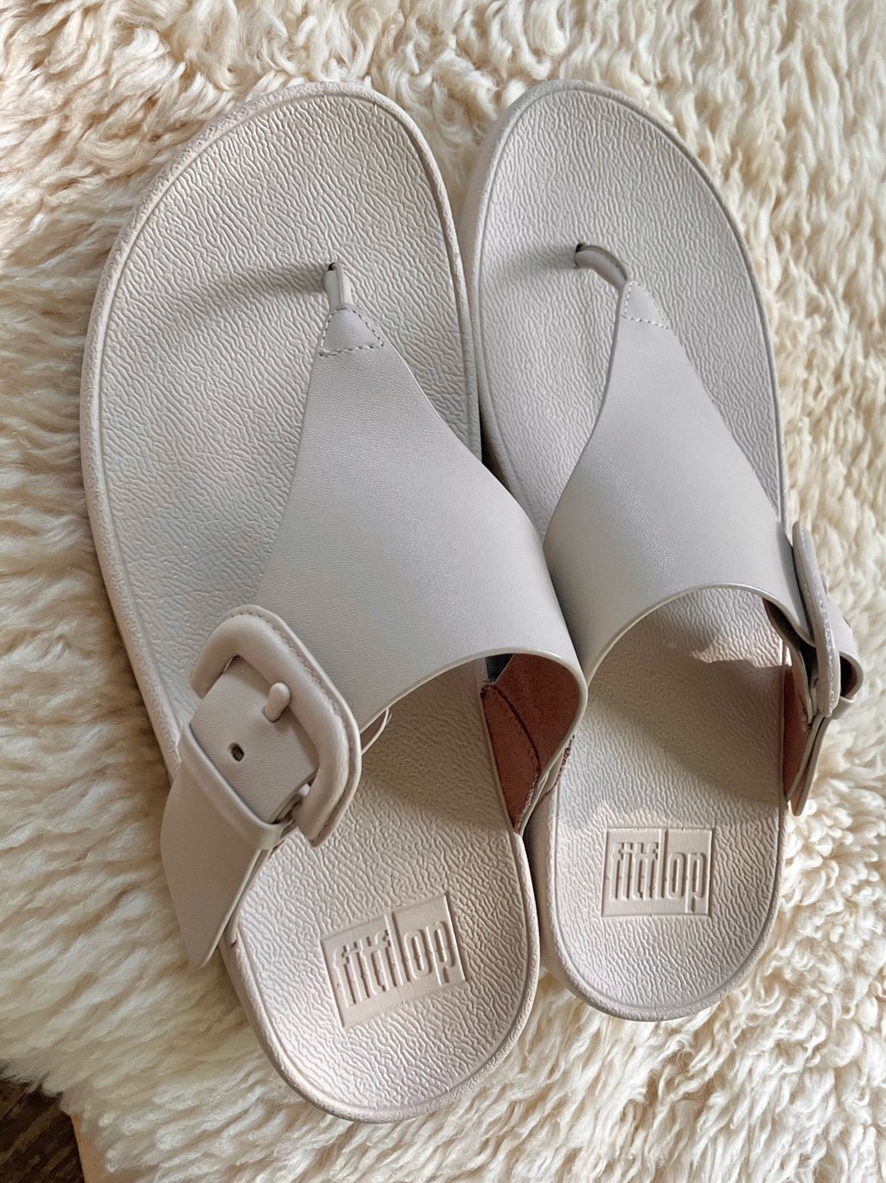 NWT  FitFlop Lulu Covered Buckle Leather Adjustable Toe Post Sandals in Stone 6 - Picture 6 of 16